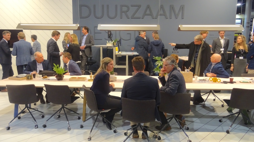Wearable bluetooth technology used at B2B events for analytics